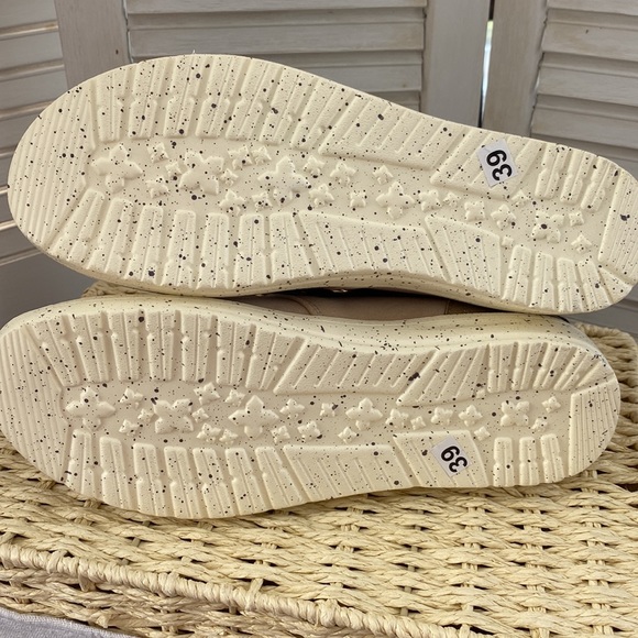 Woman’s light weight ankle boot. - Picture 9 of 12